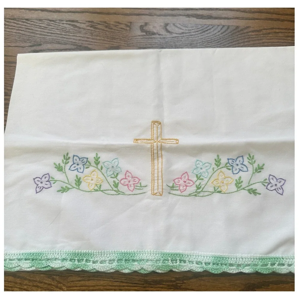 NWOT Hand Embroidered Cross Queen 2 Pillowcases White Floral Lace Trim Vintage